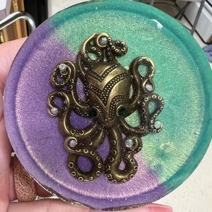 Resin octopus